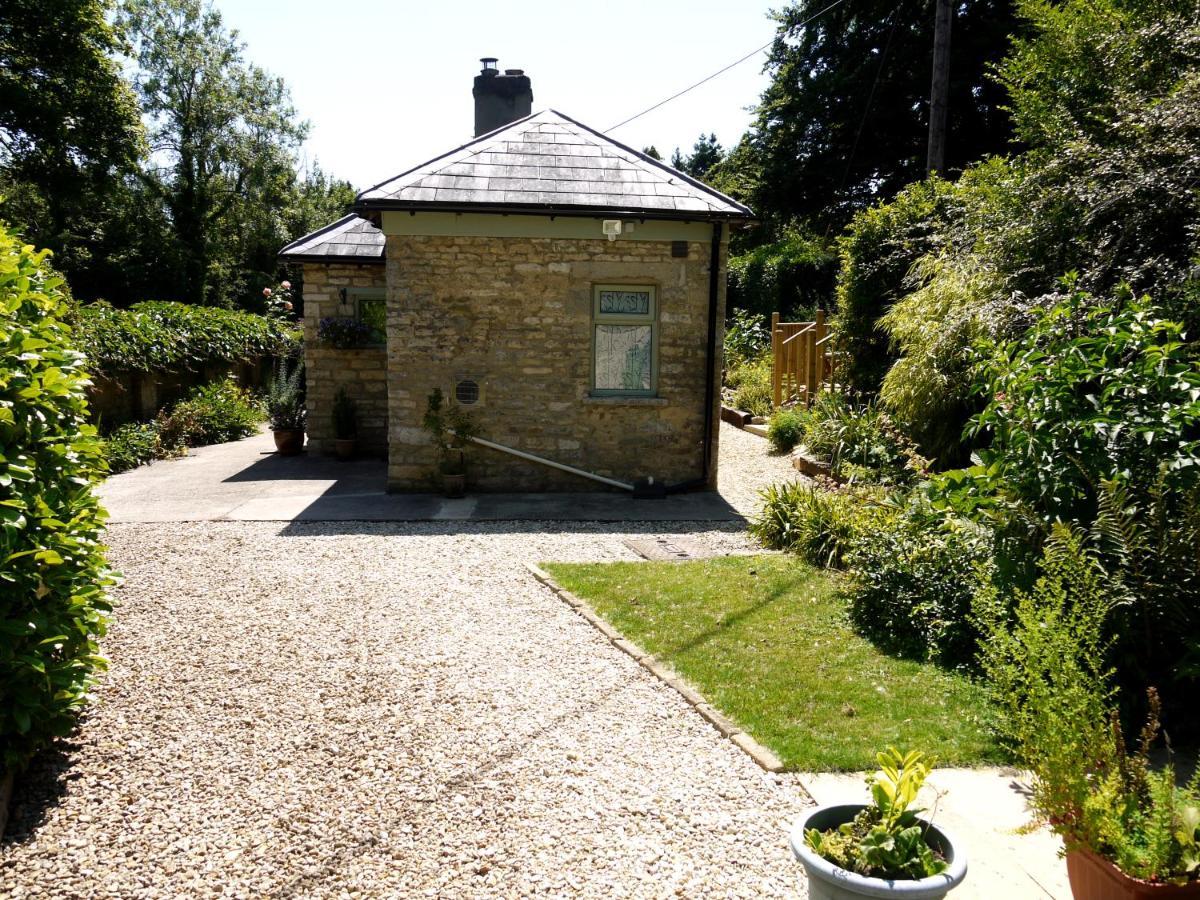 Cosy Stone Cottage, The Bungalow Perrotts Brook ไซเร็นเซสเตอร์ ภายนอก รูปภาพ