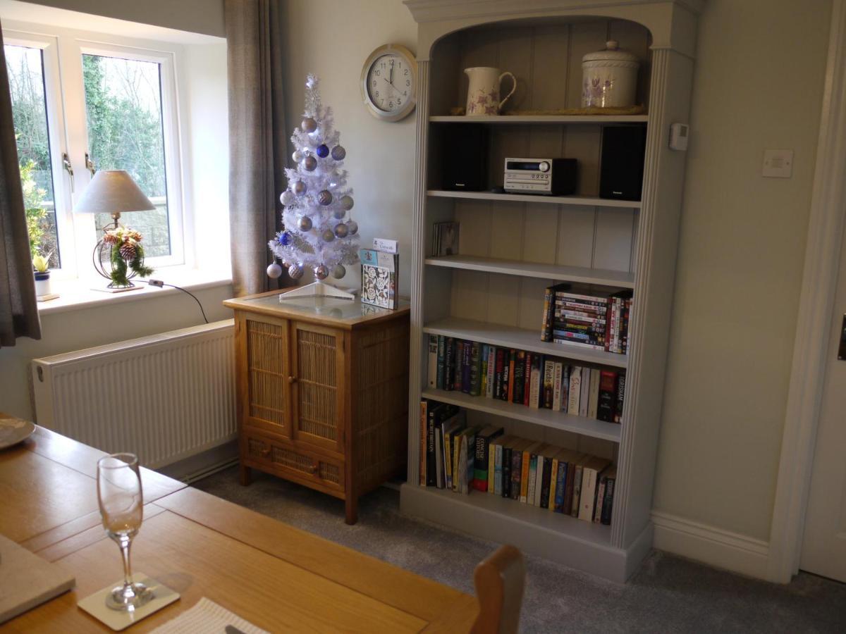 Cosy Stone Cottage, The Bungalow Perrotts Brook ไซเร็นเซสเตอร์ ภายนอก รูปภาพ